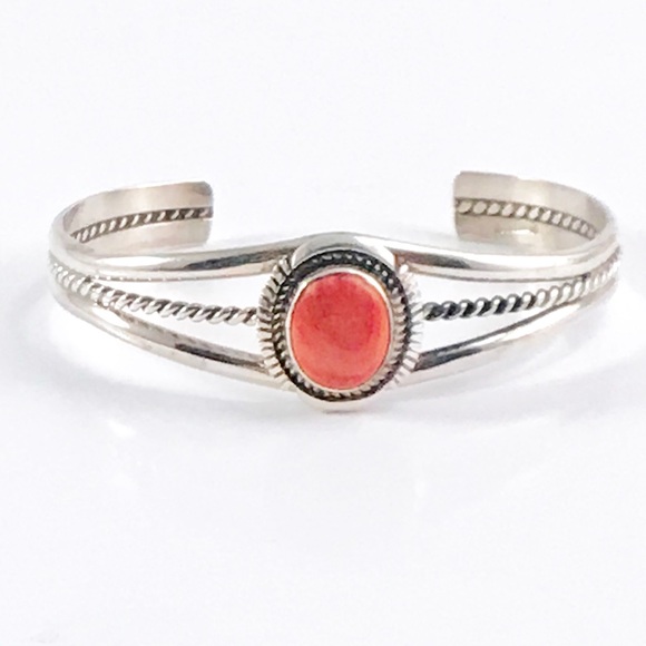 925 Spiny Oyster Detailed Cuff Bracelet - Picture 1 of 2